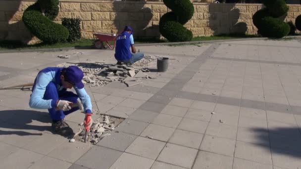 İşçiler Bakü 'deki kaldırımı onarıyor.. — Stok video