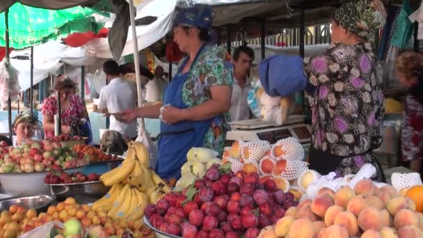 Mujeres vendiendo frutas en el bazar — Vídeo de stock