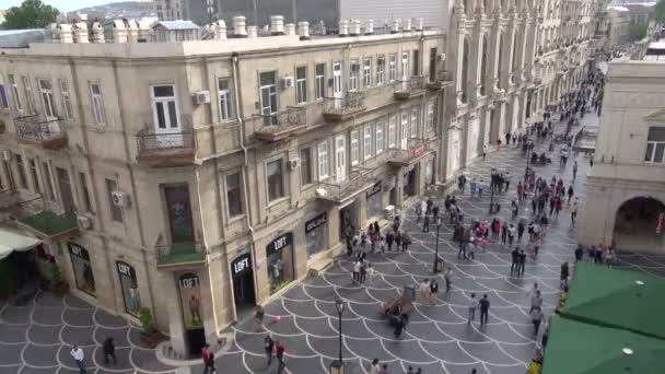 La gente está caminando por una calle comercial — Vídeo de stock