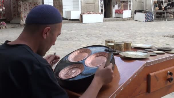 Kunsthandwerker fertigt schöne Teller — Stockvideo