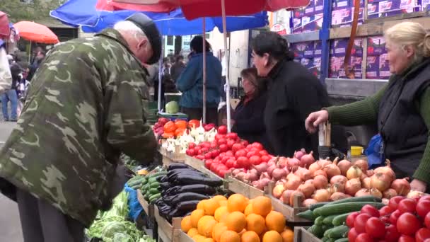 Человек покупает фрукты на главном базаре — стоковое видео