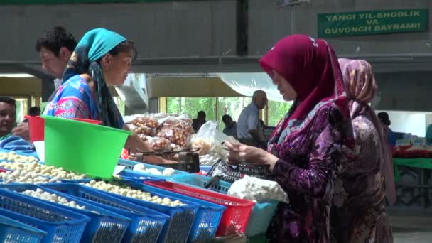 People selling cheese balls — Stock Video