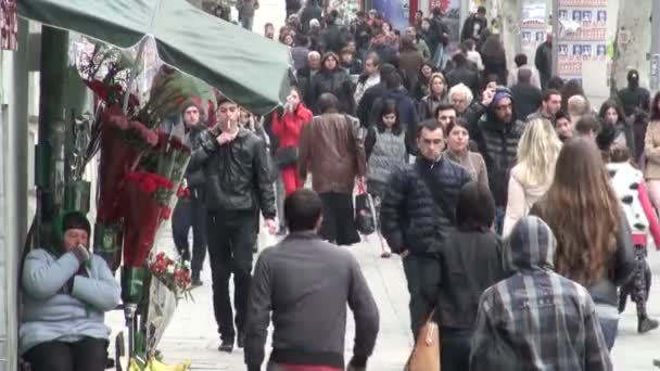 Mensen lopen langs de straten van Tbilisi — Stockvideo