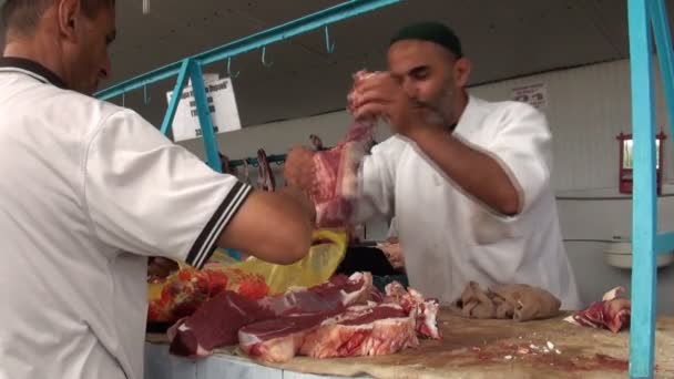 Hombre vendiendo carne — Vídeos de Stock