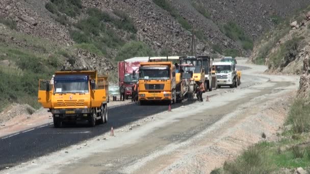 Tripulación de carretera china mejora carretera — Vídeo de stock