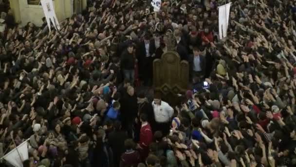 Studenter deltar en protest inuti en katedral i Tbilisi. — Stockvideo