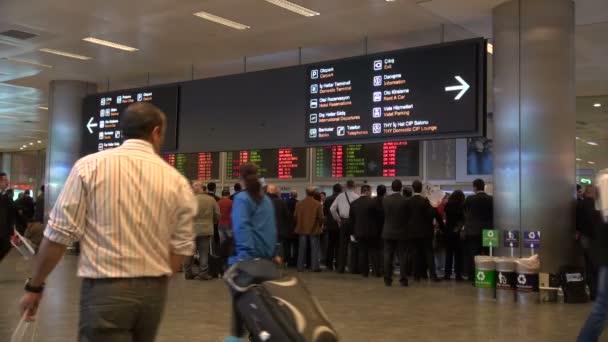 Lidé čekají na pasažéry — Stock video
