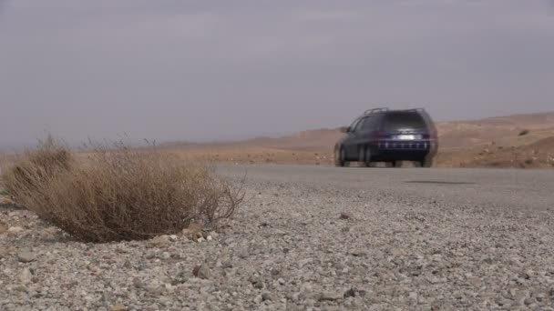 Um carro atravessa os desertos vazios do Turquemenistão . — Vídeo de Stock