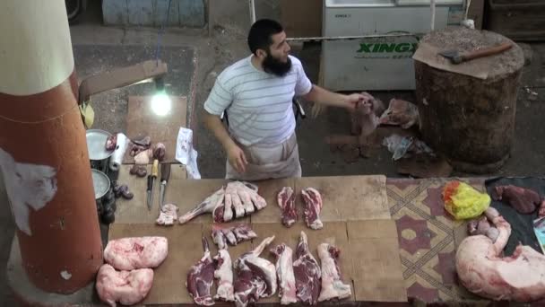 Carnicero tratando de mantener las moscas fuera de la carne — Vídeo de stock