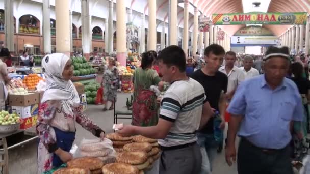 Mujer vendiendo pan — Vídeo de stock