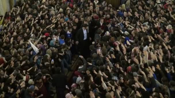 Studenti navštěvují protest uvnitř katedrály v Tbilisi. — Stock video