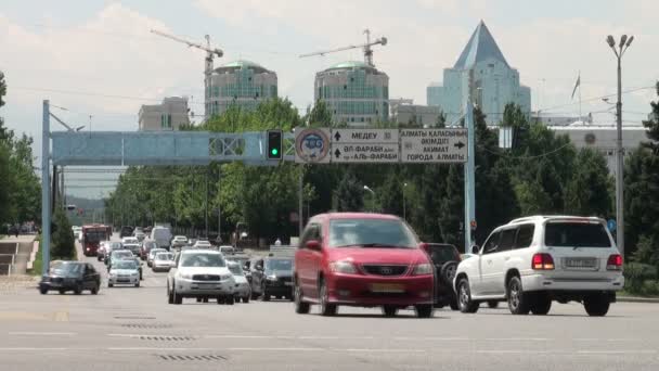 ビジネス地区に沿った交通ドライブ — ストック動画