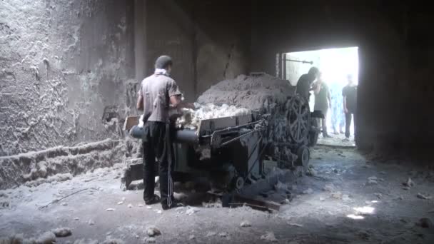 Bir pamuk fabrikasında çalışan adam — Stok video