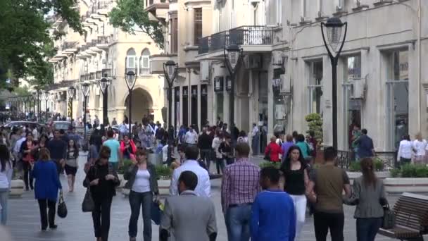 Люди ходят по главной улице — стоковое видео