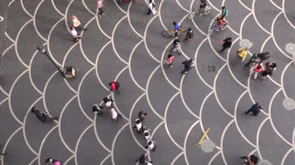 People walk through one of the main shopping streets in Baku. — Stock Video