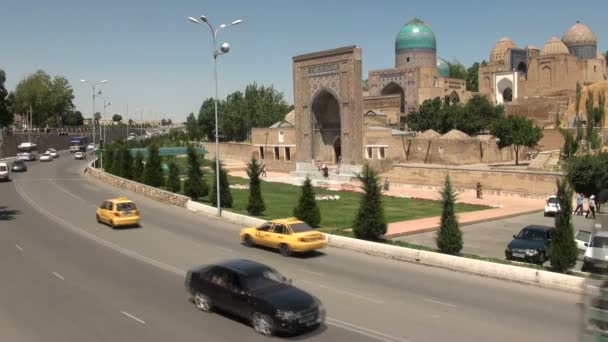 Traffic drives past Shah i Zinda mausoleum — Stock Video