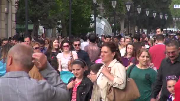 As pessoas estão passeando por uma rua comercial — Vídeo de Stock