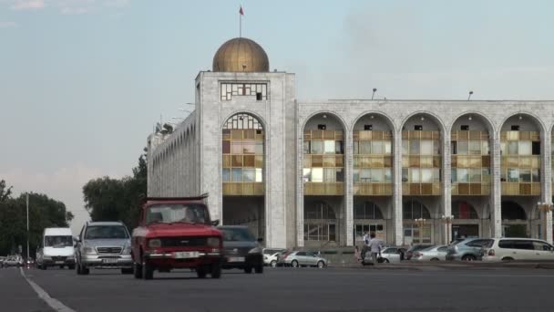 Verkeer rijdt over Bishkek — Stockvideo