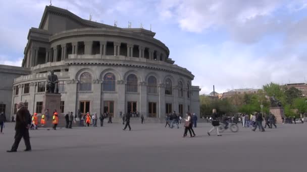 Mensen bezoeken Opera plein in Yerevan. — Stockvideo