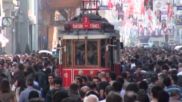 İstiklal Caddesi'nde kalabalıklar yürüyor — Stok video