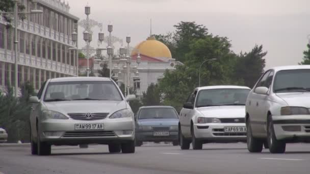 Tráfico conduce a través de las calles de Ashgabat — Vídeos de Stock