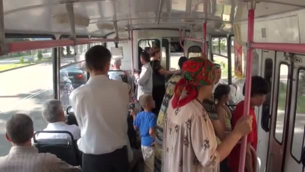 İnsanlar otobüse binme — Stok video