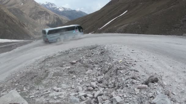 Um carro de turismo vira uma esquina — Vídeo de Stock