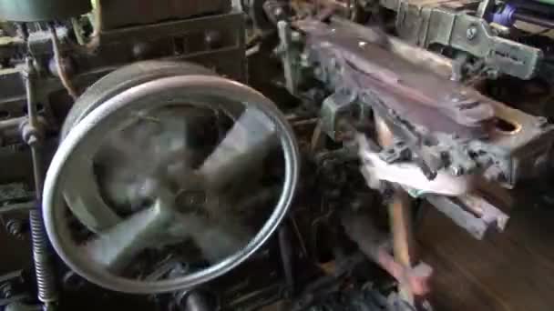 Máquina de seda dentro de una fábrica de seda — Vídeos de Stock