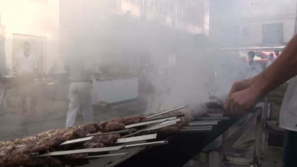 Мужчины готовят шашлыки — стоковое видео