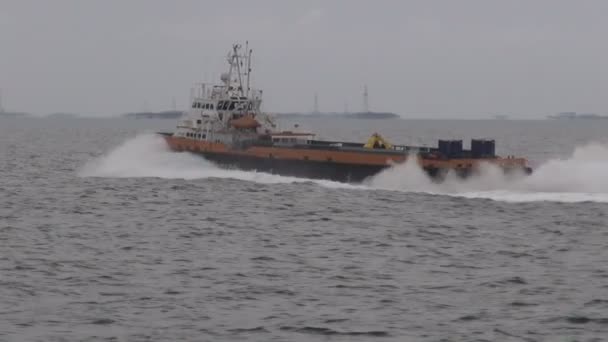 Een schip dat wordt gebruikt voor het vervoeren van bemanning — Stockvideo