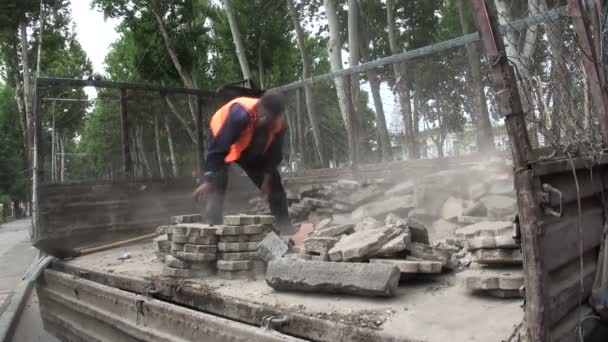 Man stands in a lorry loading bricks — Stock Video