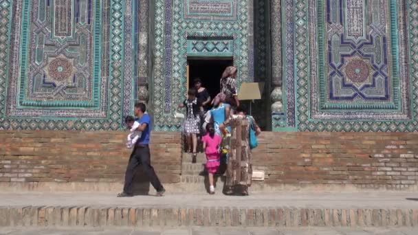 Peziarah mengunjungi kompleks Shah-i-Zinda — Stok Video