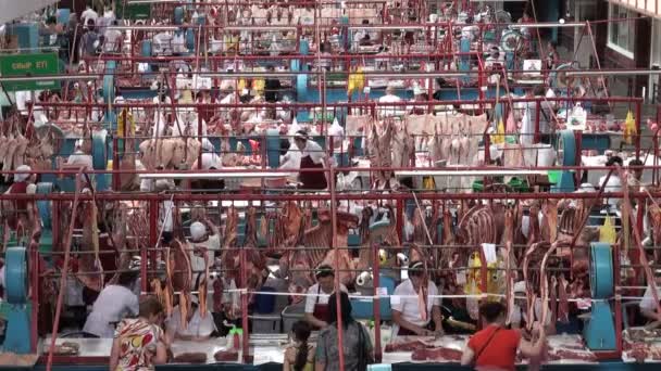 As pessoas estão comprando e vendendo carne — Vídeo de Stock