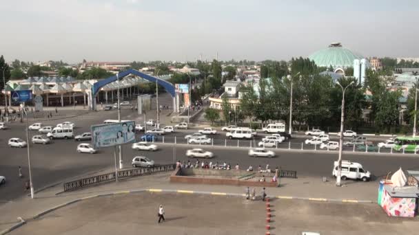 Verkehr fährt durch die Straßen von Taschkent — Stockvideo