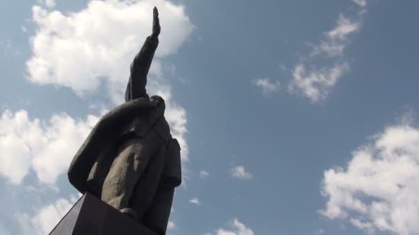 Moln som passerar över en Lenin staty. — Stockvideo