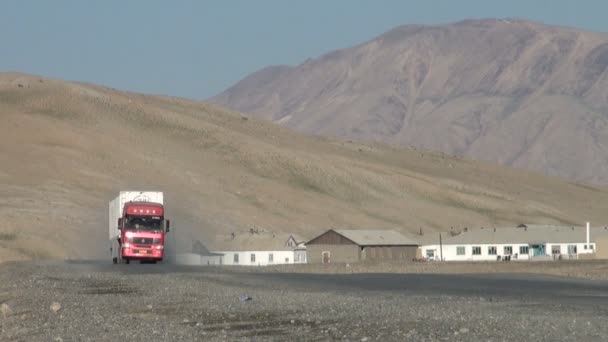 Vrachtwagen stations boven de Pamir weg — Stockvideo