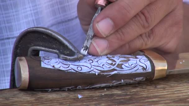 Artista cortando el mango de un cuchillo — Vídeos de Stock