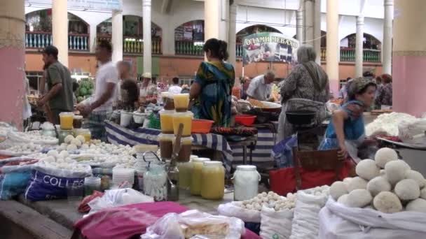 Gente vendiendo bolas de queso — Vídeo de stock