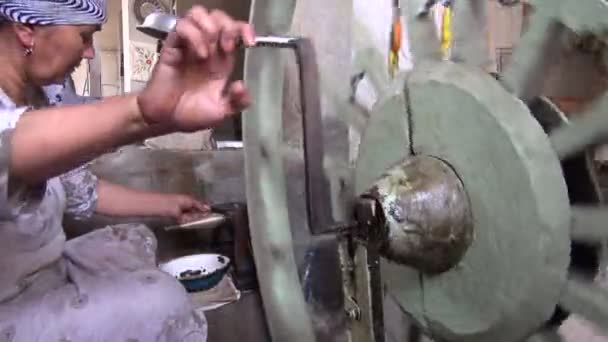 Femmes démêlant cocons de soie — Video