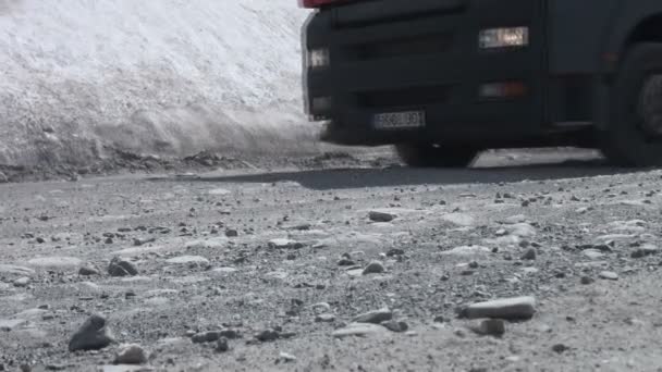 Caminhões de carro em estradas de montanha — Vídeo de Stock