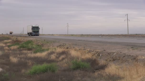 トルクメニスタンの主要高速道路でトラックのドライブします。. — ストック動画