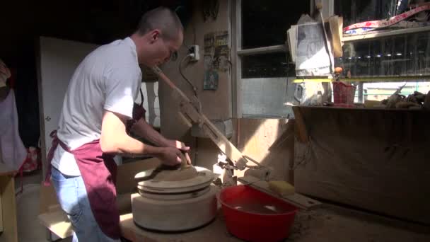 Hombre creando cerámica — Vídeos de Stock