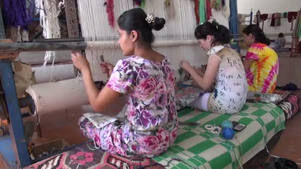 Women weaving carpets — Stock Video