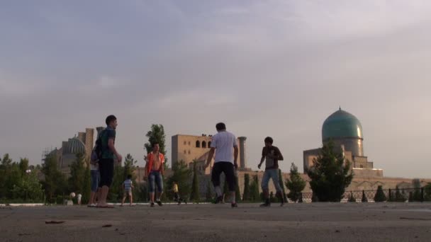 Boys play football in front of the Registan. — Stock Video