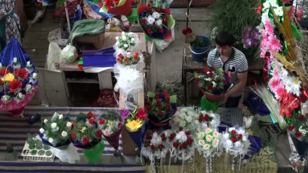 Man sortering blommor — Stockvideo