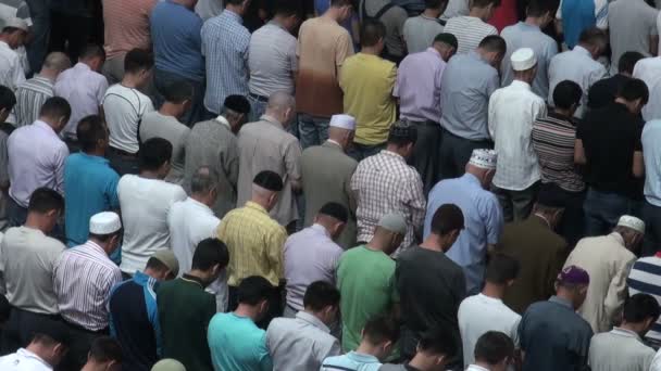 Men attending Friday prayer — Stock Video