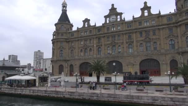 Navegando lejos del edificio del ferrocarril Haydarpasha . — Vídeos de Stock