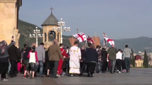 La gente sigue a los sacerdotes en una procesión oriental — Vídeos de Stock