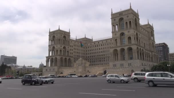 Движение проезжает мимо здания парламента — стоковое видео