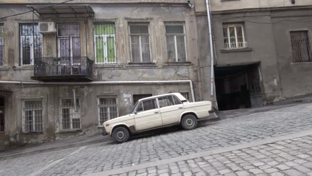 O carro está estacionado numa rua íngreme — Vídeo de Stock